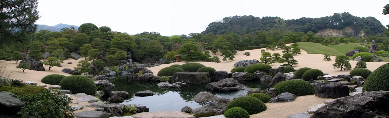 2008年实拍:足立美术馆庭园的白砂、松树、石组与远处山林