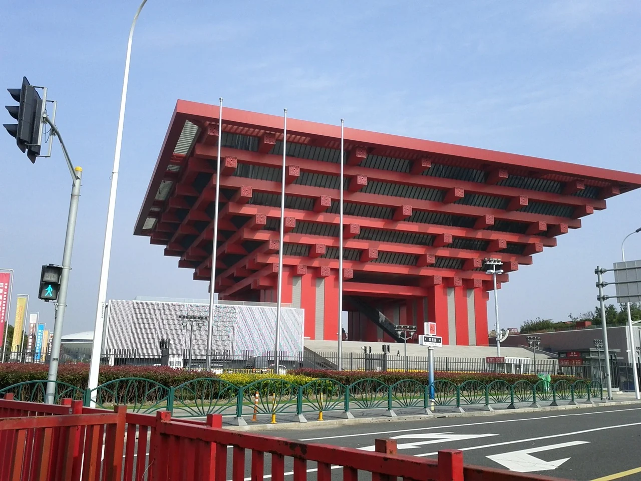 2012年实拍:从街道观看中华艺术宫的红色层叠外观