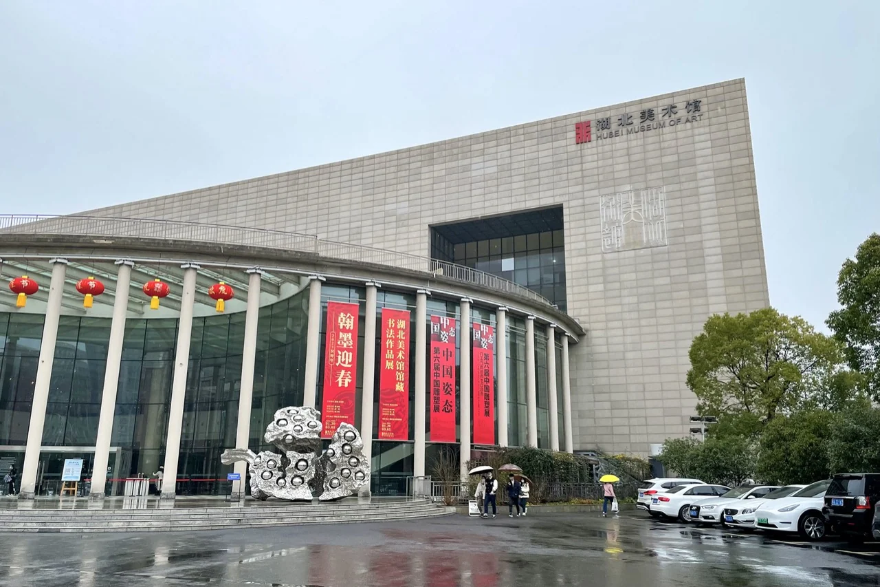 2023年实拍:湖北美术馆弧形玻璃立面与浅色墙体