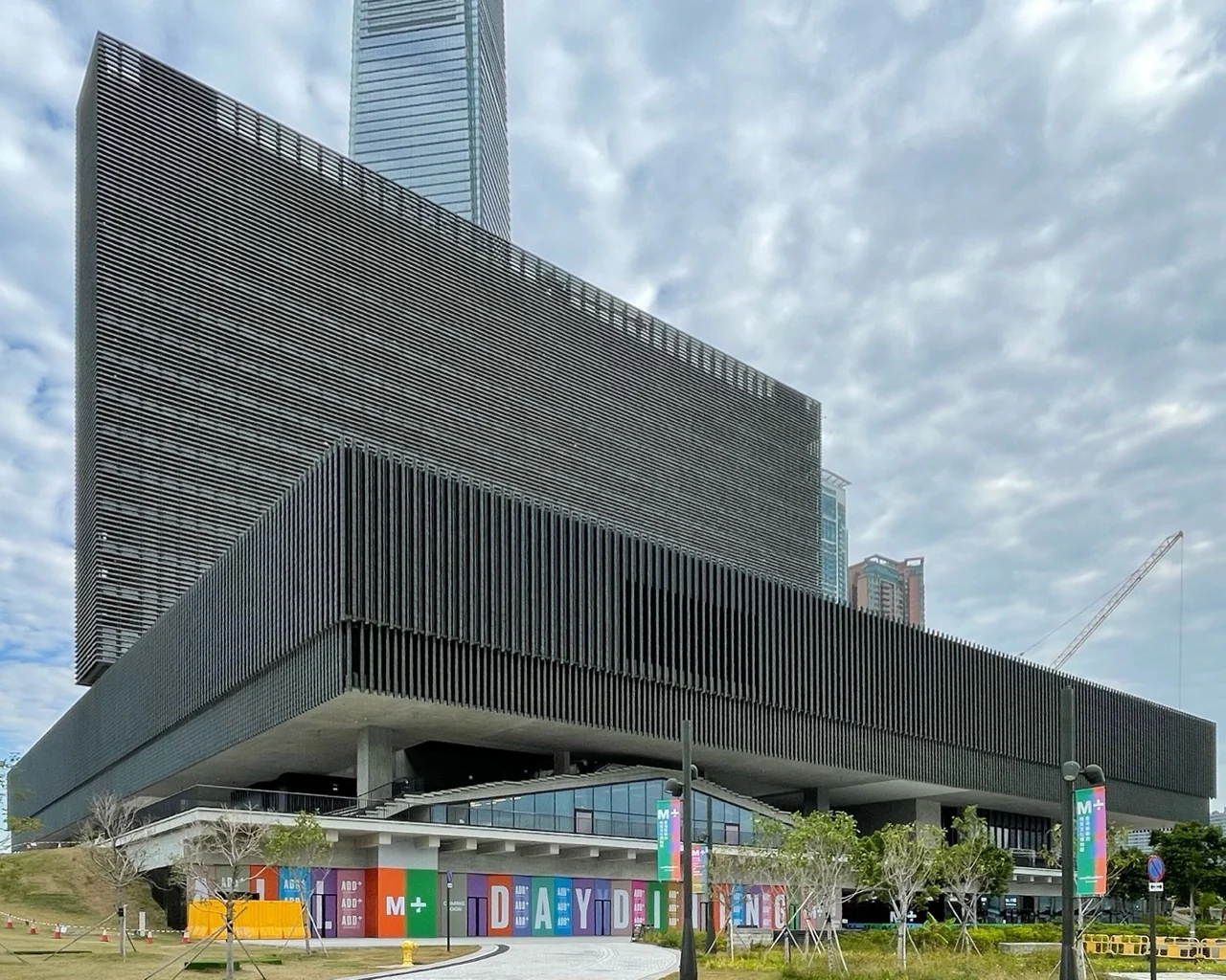 M+建筑实拍:横向基座与上部楼体的关系(2021年)