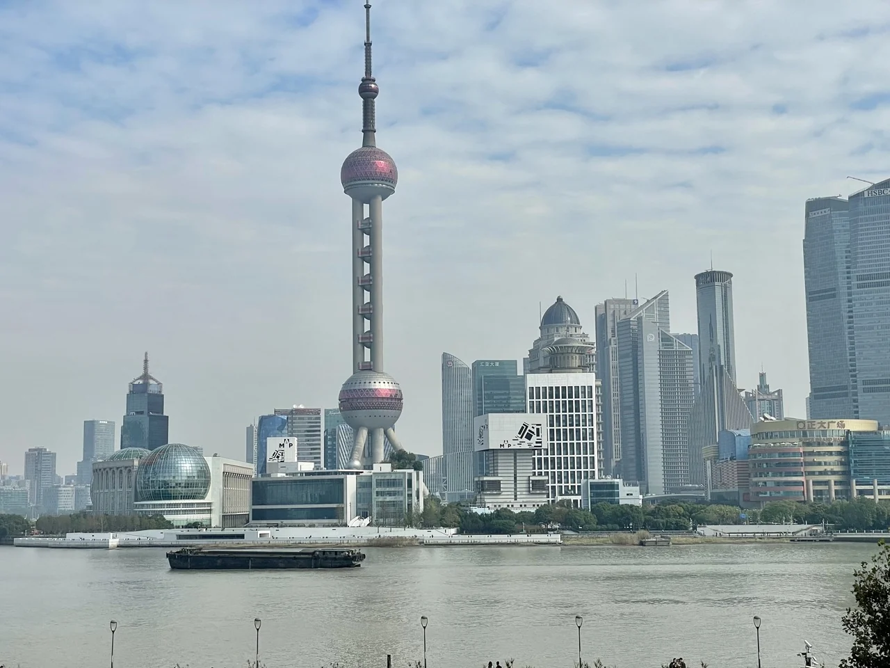 从外滩望向浦东美术馆:东方明珠下方临江的低层建筑即为场馆(2021年)