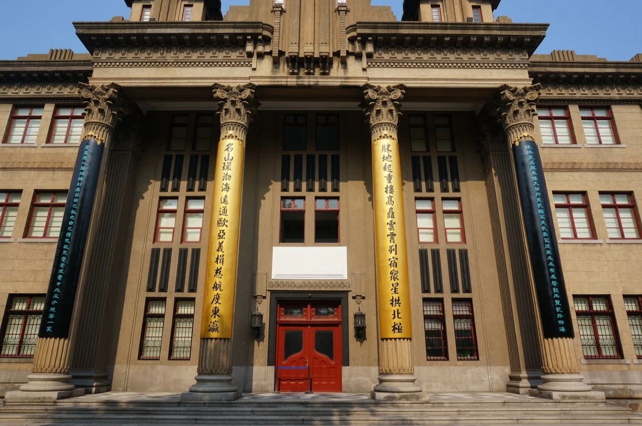 2016年实拍:前院罗马式大厅南面门廊