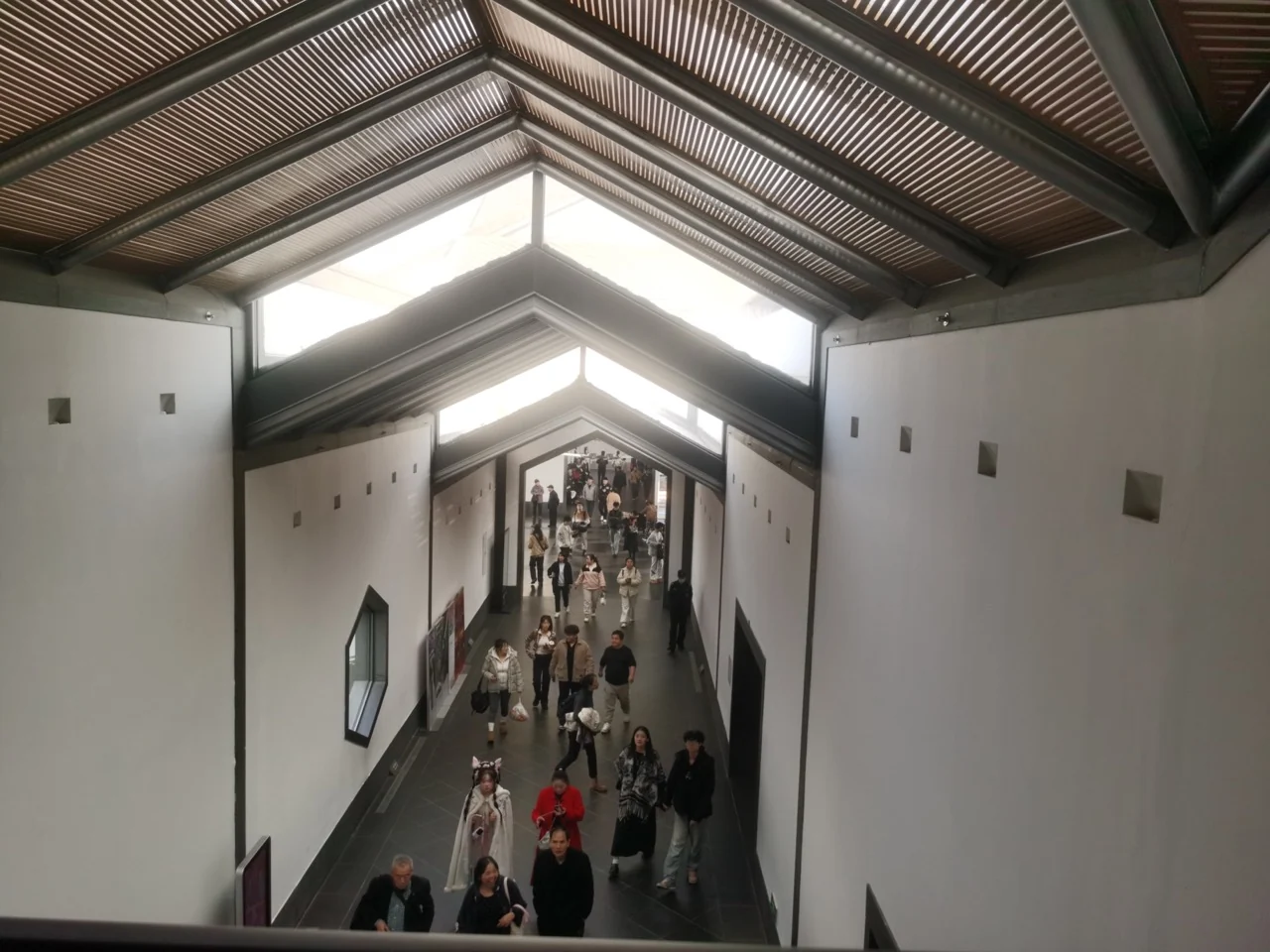 苏州博物馆室内实拍:折线屋顶、天光与步行空间(2024年)